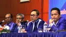 Ketum PAN Zulkifli Hasan (tengah) didampingi Ketua DPP PAN Didik J Rachbini (kedua kiri) dan Ketua Majelis Penasihat Partai PAN, Soetrisno Bachir (kanan) seusai penutupan Rakernas I DPP PAN, di Jakarta, Kamis (7/5/2015). (Liputan6.com/Helmi Afandi)