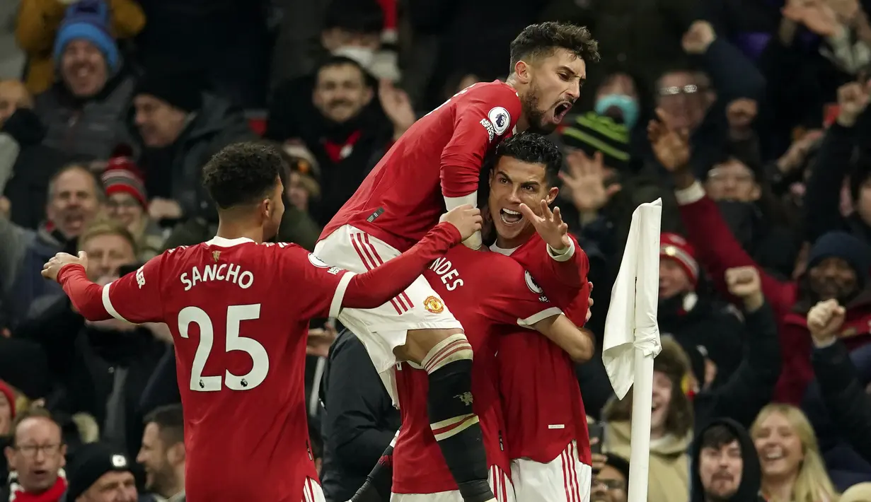 Penyerang Manchester United (MU) Cristiano Ronaldo, kanan, berselebrasi setelah mencetak gol kedua timnya ke gawang Arsenal pada pekan ke-14 Liga Inggris 2021/2022 di Old Trafford, Jumat (3/11/2021) dini hari WIB. Dua gol Ronaldo membawa MU menang dramatis 3-2 atas Arsenal. (AP Photo/Dave Thompson)