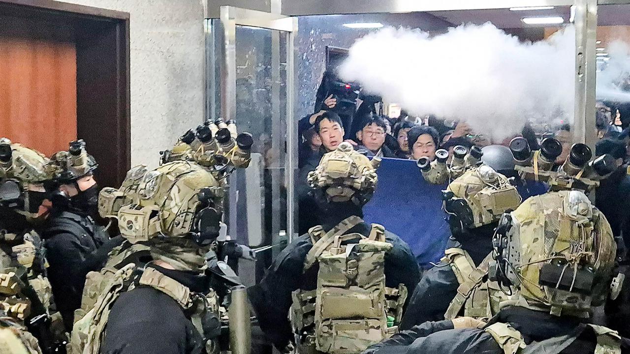 Demonstrasi Warga Menuntut Presiden Yoon  Mencabut Darurat Militer di Korsel