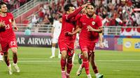 Selebrasi pemain Timnas Indonesia U-23, Marselino Ferdinan (kanan) bersama Witan Sulaeman setelah mencetak gol pertama ke gawang Yordania U-23 lewat eksekusi penalti pada laga ketiga Grup A Piala Asia U-23 2024 di Abdullah bin Khalifa Stadium, Doha, Qatar, Minggu (21/4/2024). (Dok. PSSI)