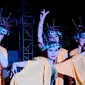 Berkolaborasi dengan ISSS (Indonesia Space Science Society), para penari Lengger mengenakan mahkota berupa antena dalam pertunjukan "Meramu Lengger Signal Angkasa" di Kota Lama Banyumas, Jawa Tengah, Sabtu (25/2/2023) malam. (dok. istimewa)