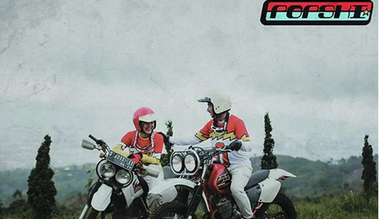 Pada laman instagramnya, sehari jelang menikah, Poppy mengunggah sembilan foto saat pre wedding. Beberapa foto yang berbeda dari biasanya. Bahkan,ada foto yang berlumur tanah. (Instagram/popsovia)