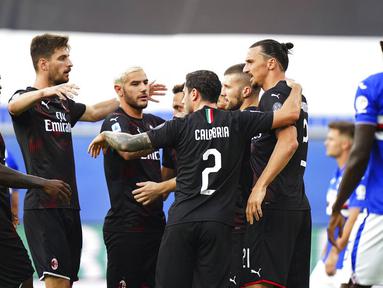 Para pemain AC Milan merayakan gol yang dicetak oleh Zlatan Ibrahimovic ke gawang Sampdoria pada laga Serie A di Stadion Luigi Ferraris, Rabu (29/7/2020). AC Milan menang 4-1 atas Sampdoria. (Tano Pecoraro/LaPresse via AP)