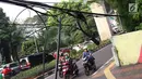 Instalasi kabel menjuntai ke trotoar di Jalan Kyai Maja, Jakarta, Rabu (10/4). Selain menganggu kenyamanan pejalan kaki, kondisi instalasi kabel yang semrawut tersebut juga berbahaya apabila mengandung aliran listrik. (Liputan6.com/Immanuel Antonius)