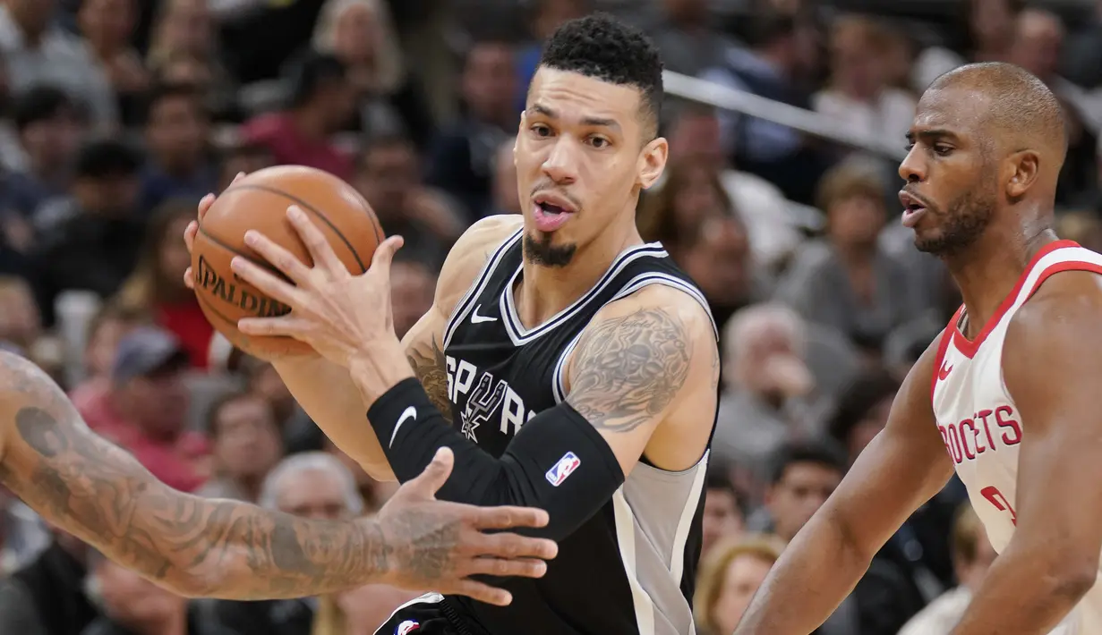 Pemain Spurs, Danny Green berusaha melewati adangan pemain Houston Rockets, Chris Paul pada lanjutan NBA basketball game di AT&T Center, San Antonio, (1/02/2018). Houston menang 102-91. (AP/Darren Abate)