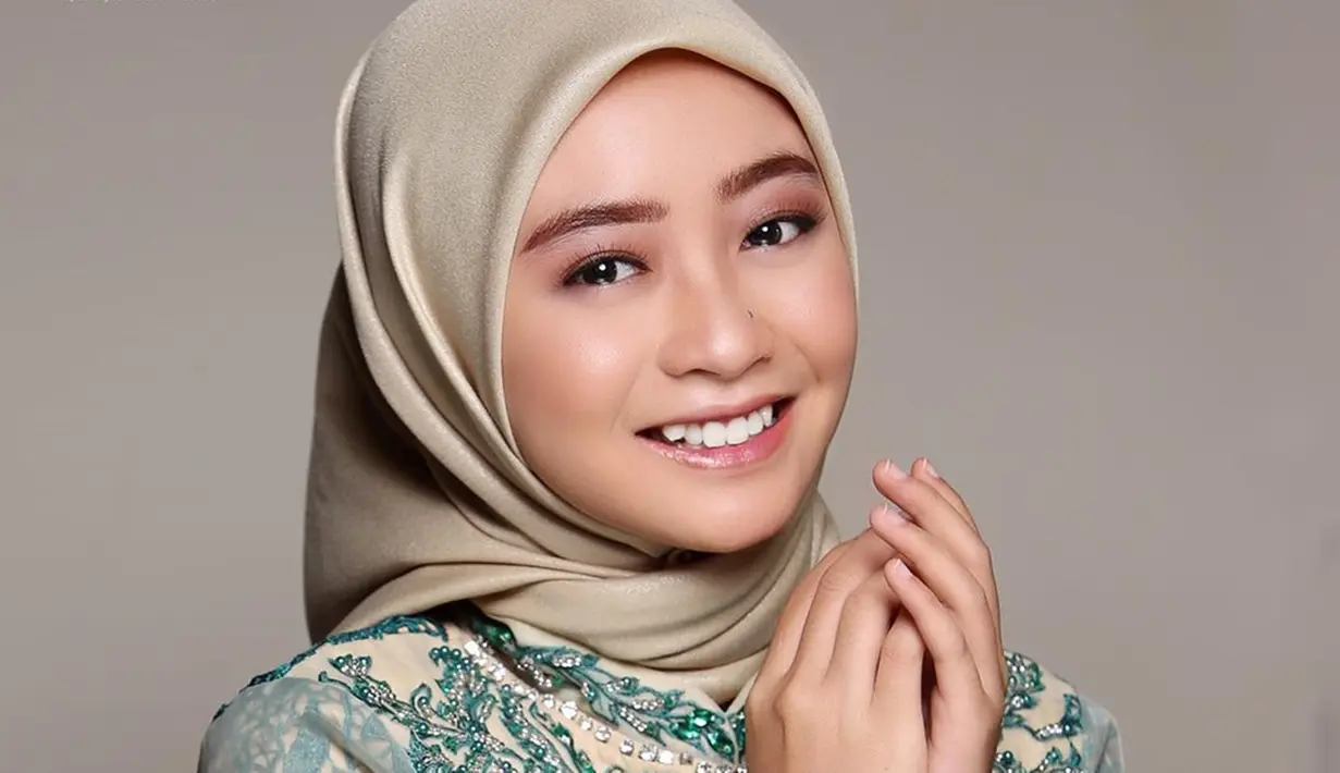 Kerap tampil natural dengan makeup tipis di kesehariannya, istri Rafly DA ini tampil memesona dengan riasan tebal. Ketika tampil di atas panggung atau menjalani pemotretan, Ega Noviantika terlihat totalitas dengan makeup tebal. (Liputan6.com/IG/eganoviantika_98)