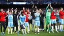 Para pemain Slavia Praha melakukan selebrasi usai berhasil menahan imbang Barcelona pada laga Liga Champions 2019 di Stadion Camp Nou, Selasa (5/11). Kedua tim bermain imbang 0-0. (AP/Joan Monfort)