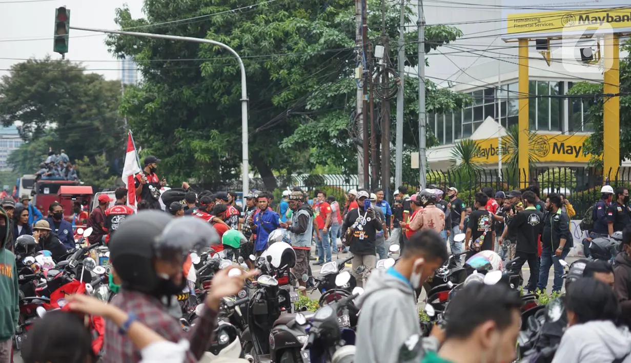 Massa aksi yang terdiri dari mahasiswa, buruh serta pelajar berkumpul di sekitar Tugu Proklamasi, Jakarta, Kamis (8/10/2020). Massa aksi bersiap menggelar unjuk rasa di Istana Negara untuk mengajukan protes atas disahkannya RUU Omnibus Law Cipta Kerja (Ciptaker). (Liputan6.com/Immanuel Antonius)