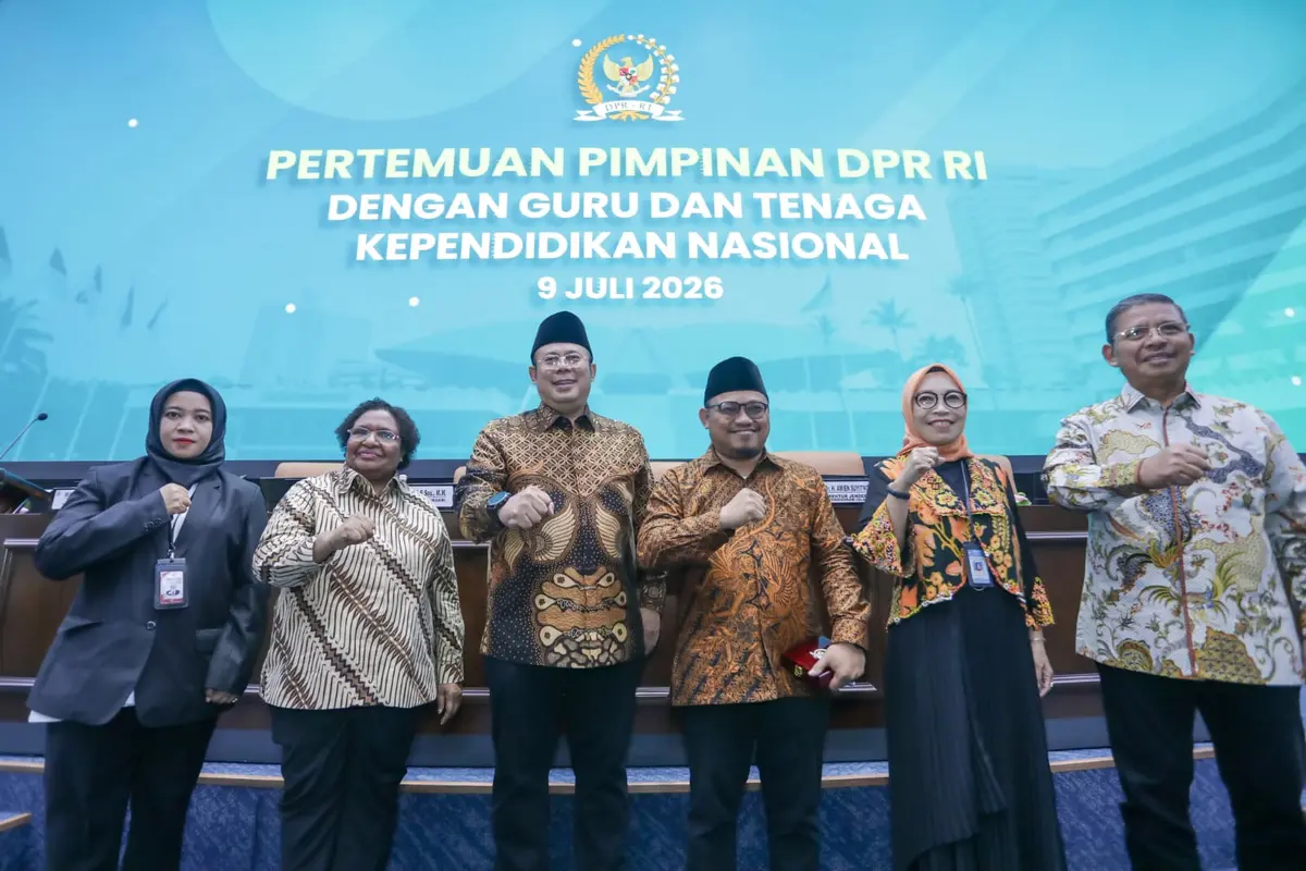 Pertemuan Pimpinan DPR RI dengan Forum Aliansi Guru dan Tenaga Kependidikan Nasional di Kompleks Parlemen, Senayan, Jakarta.