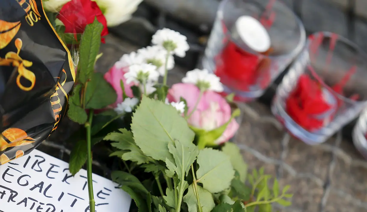 Karangan bunga sebagai penghormatan kepada korban serangan hari Jumat di Paris, di depan Kedutaan Besar Prancis di Berlin, Jerman (14/11/2015). Serangan teroris yang terjadi di Paris telah menewaskan sekitar 140 orang. (REUTERS/Hannibal Hanschke)