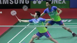 Lilyana Natsir/Tontowi Ahmad berusaha menjangkau kok saat melawan pasangan China, Zhang Nan/Li Yinhui pada perempat final Indonesia Open 2018 di Istora Senayan, Jakarta, (6/6/2018). Tontowi/Liliyana menang 21-17, 21-14. (Bola.com/Nick Hanoatubun)