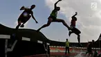 Para pelari melompat saat tampil pada Kejurnas Atletik 2019 nomor 3.000 meter steeplechase senior putra di Stadion Pakansari, Bogor pada Rabu (8/8/2019). Kejurnas Atletik berlangsung dari 3 hingga 7 Agustus. (Bola.com/Peksi Cahyo)