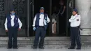 Penjaga berdiri di depan pintu masuk Palace of Fine Arts yang ditutup untuk umum di Mexico City (23/3/2020). Pemerintah kota mengumumkan langkah-langkah untuk menangani COVID-19 seperti menutup bar, disko, museum, kebun binatang, bioskop, teater dan gym mulai Senin. (AP Photo/Rebecca Blackwell)
