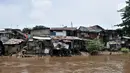 Suasana permukiman di bantaran Kali Ciliwung, Jakarta, Minggu (3/3). Bencana banjir kiriman masih menjadi ancaman warga yang tinggal di bantaran Kali Ciliwung, terlebih saat hujan deras terus mengguyur kawasan hulu di Bogor. (merdeka.com/Iqbal S. Nugroho)