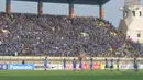 Stadion Si Jalak Haroepat membiru dipadati suporter Persib, Bandung, Rabu (25/2/2015). Persib menang 4-1 atas tamunya New Radiant di laga perdana AFC Cup 2015 (Liputan6.com/Herman Zakharia)