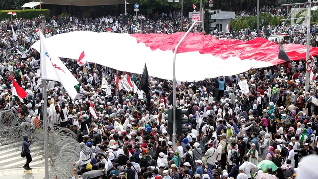 Massa Aksi 22 Mei Kibarkan Bendera Merah Putih Raksasa