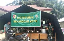 TNI AD Terus Siapkan Makanan untuk 168 Penyintas Banjir di Agam