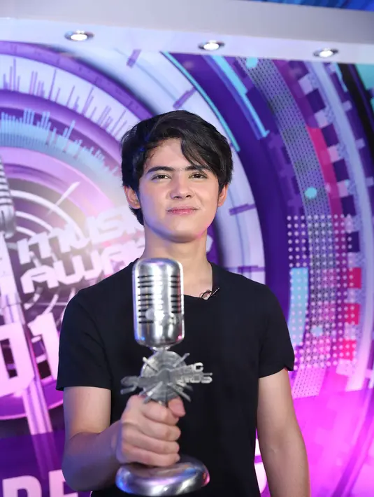 Aliando Syarief memuji keberanian Prilly Latuconsina untuk meminta maaf pada keluarganya. Meski terkejut dengan ulah teman dekatnya itu, ia mengaku sekarang ini lebih dekat lagi. (Nurwahyunan/Bintang.com)