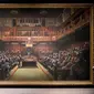 Lukisan karya Banksy yang berisi para simpanse sedang serius melakukan kegiatan di dewan majelis rakyat Britania raya. (Liputan6.com/AFP)