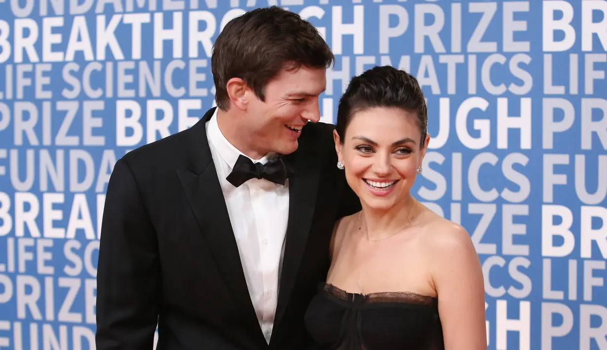 Senyum Ashton Kutcher dan Mila Kunis saat berpose di karpet merah Breakthrough Prize Awards di California, 3 Desember 2017. Ashton terus memberikan tatapan penuh cinta pada Mila yang dinikahinya pada 4 Juli 2015 silam. (Jesse Grant/GETTY IMAGES/AFP)