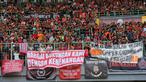 Suporter Persija Jakarta memasang spanduk protes saat pertandingan melawan Perseru Badak Lampung pada laga Liga 1 2019 di Stadion Patriot, Bekasi, Minggu (1/9). Persija takluk 0-1 dari Badak Lampung. (Bola.com/M Iqbal Ichsan)