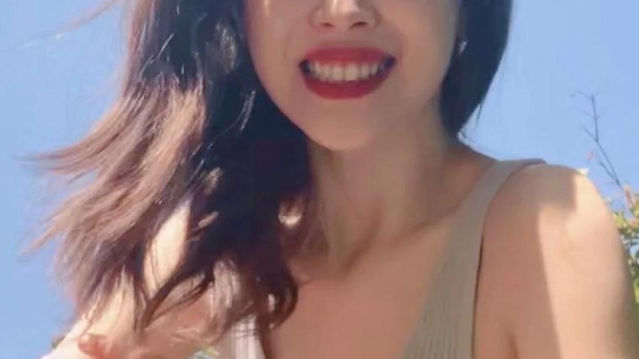 Sulli, yang lahir pada tanggal 29 Maret 1994, adalah seorang artis multitalenta yang memulai karier seninya sejak usia yang sangat muda.