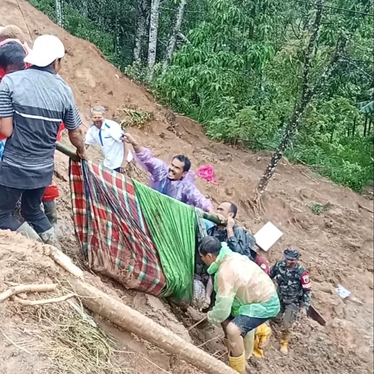 3 Anggota TNI Hilang saat Evakuasi Warga di Bencana Longsor Sumatera Barat, 1 Ditemukan Gugur3 Anggota TNI Hilang saat Evakuasi Warga di Bencana Longsor Sumatera Barat, 1 Ditemukan Gugur