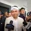 Gubernur Jawa Barat, Dedi Mulyadi, menyerahkan bonus sebesar Rp1 Miliar secara langsung kepada Direktur Utama PT Persib Bandung Bermartabat (PBB), Glenn Sugita di Gedung DPRD Jawa Barat, Rabu (3/6/2026). (Bola.com/Erwin Snaz)