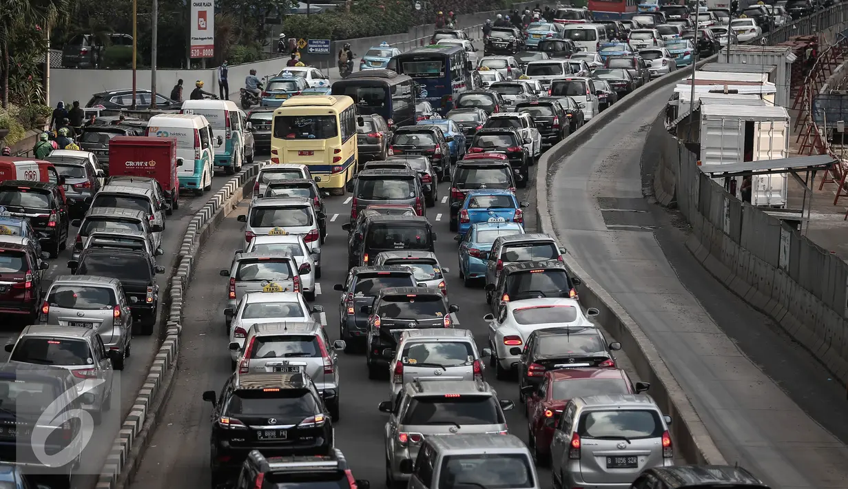 Kemacetan panjang terjadi di di jalur 3 in 1 di Jalan Jenderal Sudirman, Jakarta, Selasa (10/5). Pemprov DKI Jakarta secara resmi akan menghapus aturan jalur 3 in 1 pada Senin (16/5). (Liputan6.com/Faizal Fanani)