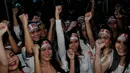Perempuan Srikandi Pekat saat meramaikan jalannya sidang praperadilan yang diajukan Komjen Pol Budi Gunawan di PN Jakarta Selatan, Senin (9/2/2015). (Liputan6.com/Johan Tallo)