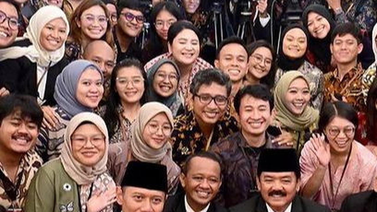 Gaya Santai Mas Menteri AHY Usai Dilantik, Masih Pakai Jas & Dasi Lesehan Duduk di Istana