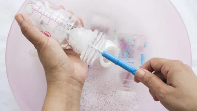 Membersihkan botol susu