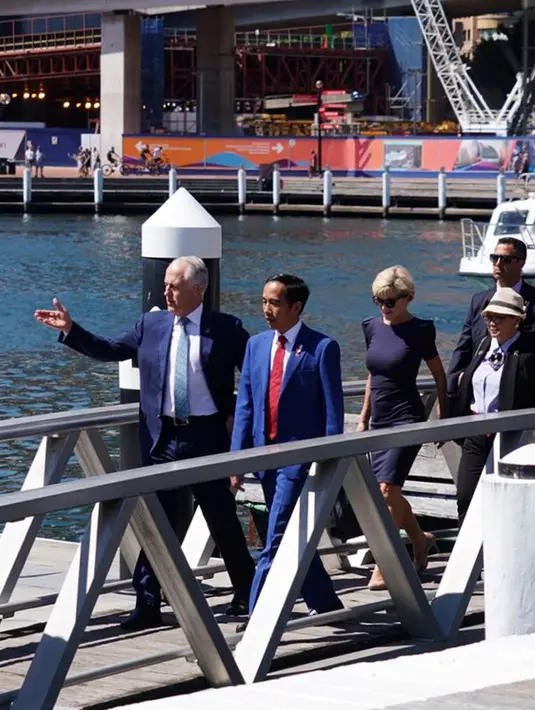 Presiden Jokowi berjalan bersama PM Australia Malcolm Turnbull menuju dermaga Darling Harbour untuk santap siang di Admiralty House Sydney usai menghadiri sesi pleno ASEAN-Australia Special Summit 2018, Minggu (18/3). (Liputan6.com/Pool/Biro Pers Setpres)