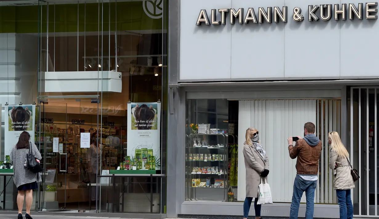 Sejumlah orang berdiri di luar toko yang dibuka kembali di jalan Graben di Wina, Austria, (14/4/2020). Austria menjadi salah satu negara pertama di Eropa yang melonggarkan kebijakan karantina nasional atau “lockdown” pandemi virus corona. (Xinhua/Guo Chen)