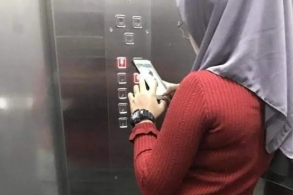 [Bintang] Sibuk Main Handphone, Cewek Ini Lupa Masih Pakai Celana Pendek