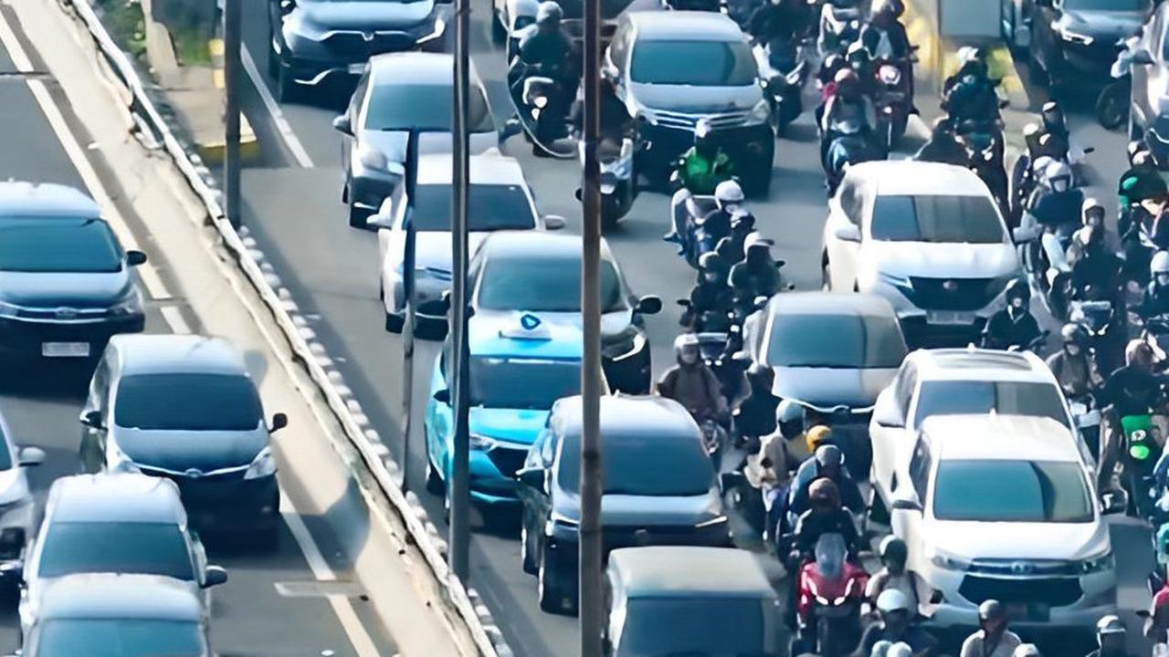 Penampakan Kusutnya Kemacetan di Jalan Gatot Subroto Jakarta Selatan, Motor Bejibun Mirip Semut, Mobil Kayak Ular Tangga