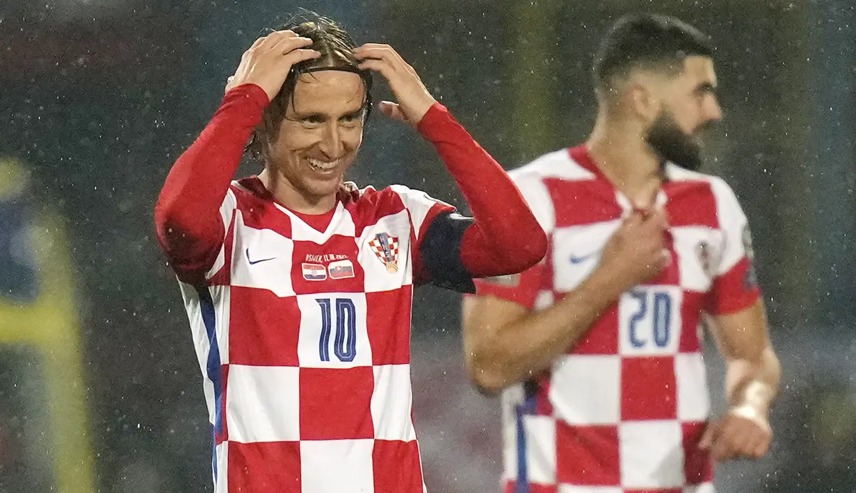 Luka Modric. Gelandang Real Madrid dan Timnas Kroasia ini kini berusia 36 tahun dan 1 bulan. Ia adalah satu-satunya pemain yang merusak dominasi Lionel Messi dan CR-7 dengan meraih Ballon d'Or pada edisi 2018. Tanpa gelar bersama klub dan Timnas, peluangnya kecil edisi kali ini. (AP/Darko Bandic)