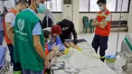 Staf medis merawat seorang pasien anak yang sedang dirawat akibat wabah Kolera di aula masjid yang diubah menjadi rumah sakit lapangan di Kota Bebnine, Distrik Akkar, Lebanon Utara, Rabu (26/10/2022). Awalnya Kementerian Kesehatan Masyarakat Lebanon memberi tahu WHO pada 6 Oktober 2022 tentang dua kasus Kolera yang dikonfirmasi laboratorium dan dilaporkan dari bagian utara negara itu. (AFP/Ibrahim Chalhoub)