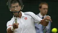 Petenis putra Serbia, Novak Djokovic, mengembalikan bola pukulan petenis Afrika Selatan, Kevin Anderson, dalam Turnamen Tenis Wimbledon yang berlangsung di London, Inggris. (7/7/2015). (AP Photo/Alastair Grant)