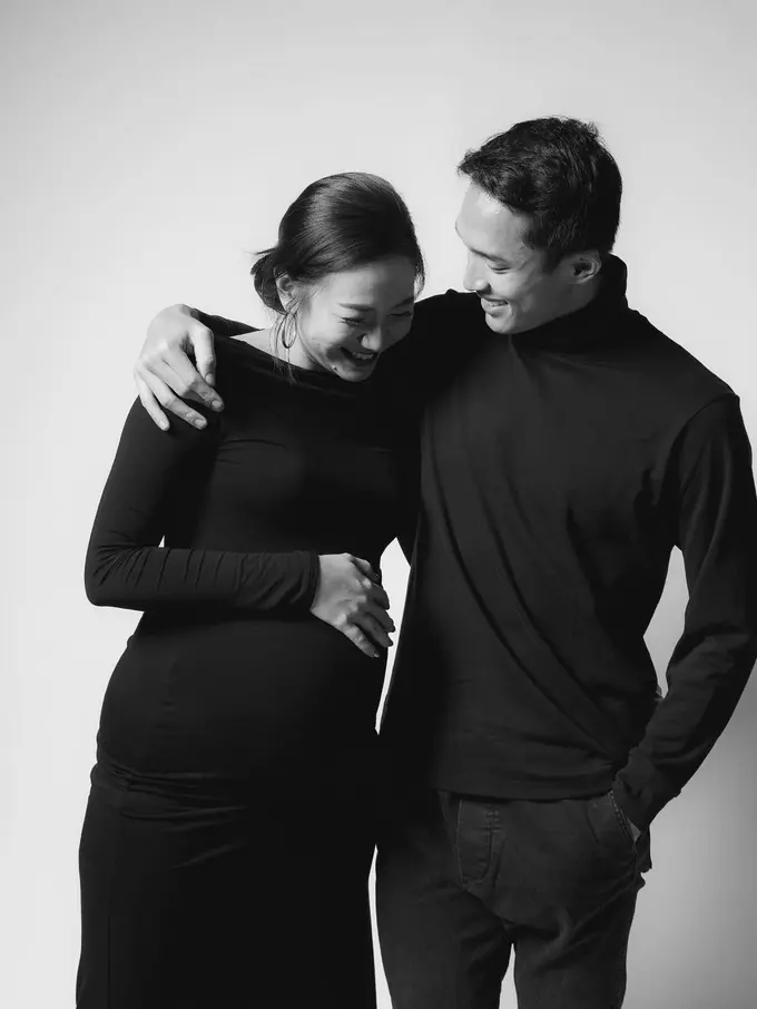 Maternity shoot Shanju eks JKT48 dan Jonatan Christie