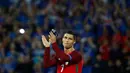 Cristiano Ronaldo memberikan tepuk tangan kepada para suporter usai pertandingan melawan Islandia di Grup F Euro 2016 di Stade Geoffroy-Guichard, Prancis, Selasa (14/6). Islandia berhasil tahan imbang Portugal 1-1. (REUTERS/Kai Pfaffenbach)