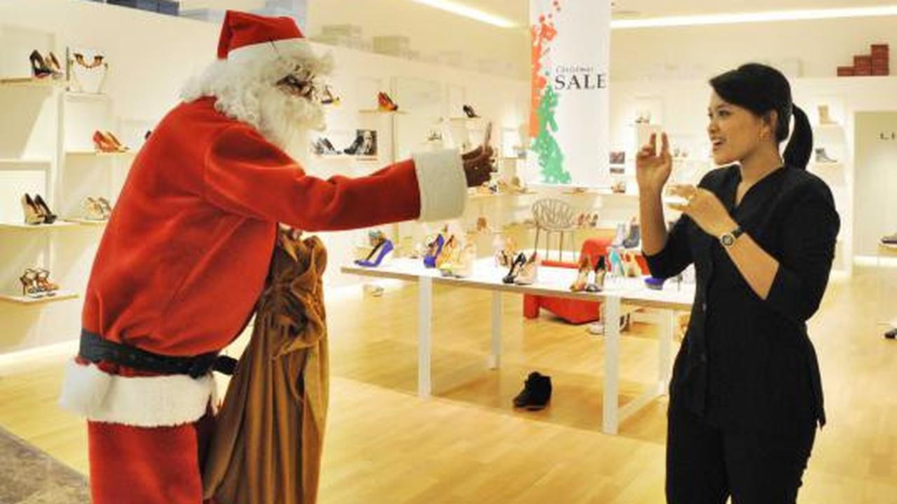 Santa Claus bagi-bagi hadiah di Lippo Mall Kemang