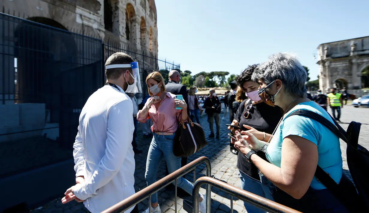 Para pengunjung mengantre untuk mengunjungi bangunan kuno Colosseum saat pembukaan kembali di Roma, Italia, Senin (1/6/2020). Monumen Colosseum yang ditutup sejak 8 Maret 2020, telah dibuka kembali dengan beberapa pembatasan akses bagi pengunjung. (Cecilia Fabiano/LaPresse via AP)