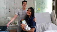 Didampingi sang suami, Heries Argareza Harahap, Zivanna Letisha memperkenalkan bayinya yang bejenis kelamin laki-laki kepada media. (Istihanah Soejothi/Liputan6.com)