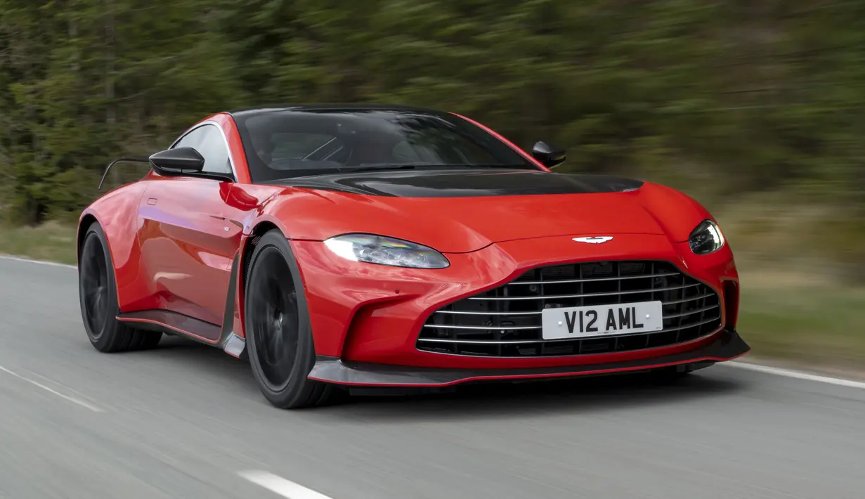 Aston Martin Vantage: Mobil yang menjadi rival langsung dari Porsche 911 ini menjadi salah satu sports car yang menawarkan kemewahan kelas sultan. Tampilan agresif dan mewah khas Aston Martin serta interior yang dibalut bahan-bahan kualitas tinggi membuatnya sangat terlihat eksklusif. Dapur pacunya mengandalkan konfigurasi V8 bertenaga 528 Hp. Sebuah Grand Tourer yang sempurna. (Source: topgear.com)