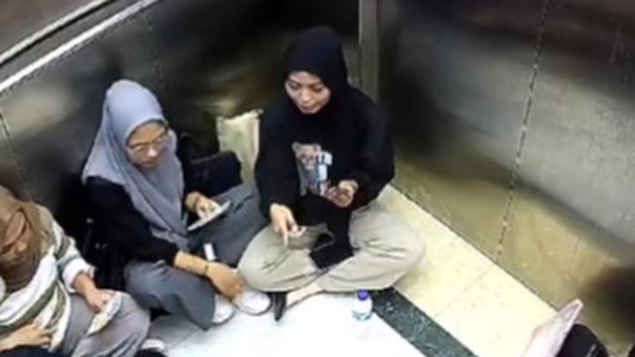 Rombongan Mahasiswa Terjebak di Dalam Lift Ramai jadi Omongan, Bukannya Panik Malah Lakukan Ini