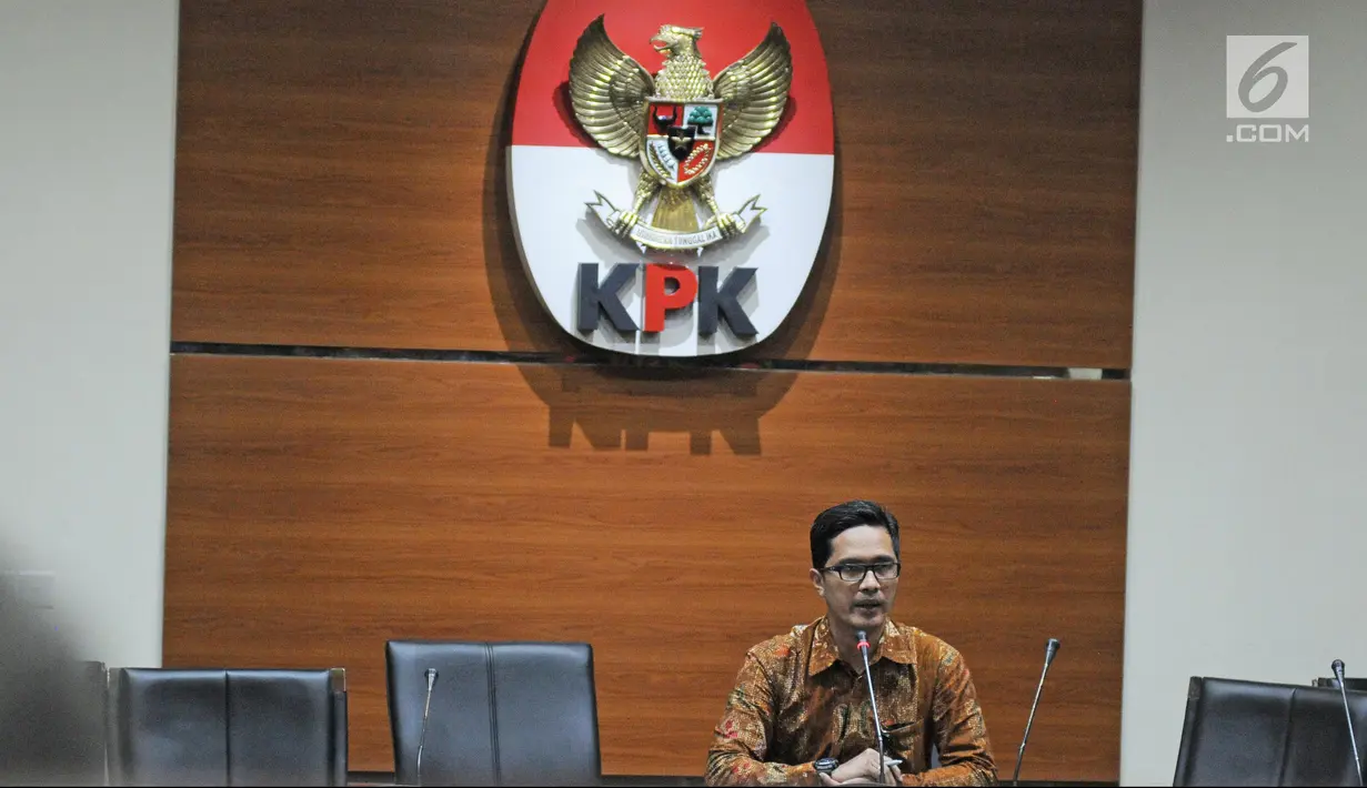 Jubir KPK Febri Diansyah saat konfrensi pers di Gedung KPK, Jakarta, Rabu (7/2). Dugaan TPPU Komisi V DPR RI Yudi Widiana Adia terkait proyek pembangunan ruas jalan pada Kementerian PUPR di daerah Maluku dan Maluku Utara. (Liputan6.com/Herman Zakharia)