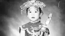 Kalau Gita Gutawa tidak memperlihatkan fotonya memakai kebaya yang terbaru. Namun, ia mengunggah foto masa kecilnya saat merayakan hari kartini kala itu. Menggemaskan banget kan? (Instagram)