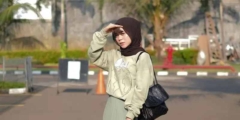 9 OOTD Hijab Casual Rok Plisket Bikin Tampilan Makin Modis