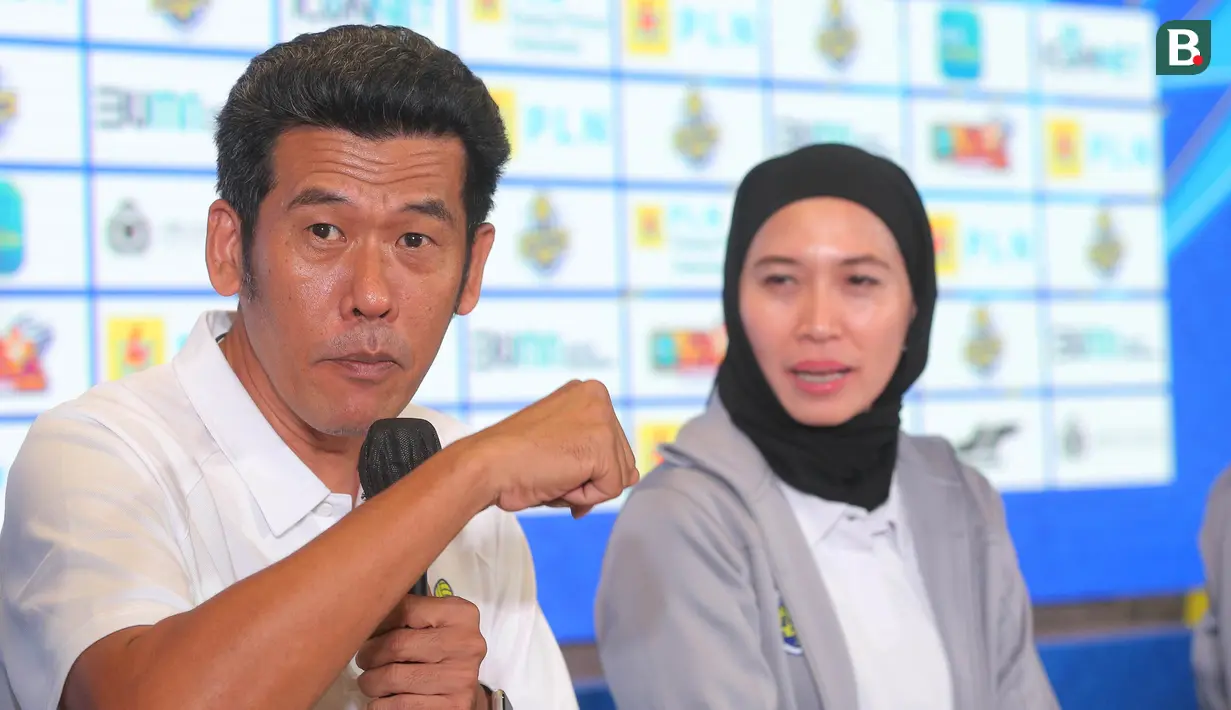 <p>Pelatih Jakarta Elektrik PLN, Chamnan Dok Mai memberikan keterangan saat acara launching jersey, tim dan logo baru Jakarta Elektrik PLN untuk mengarungi PLN Mobile Proliga 2024 di Kantor Pusat PLN, Jakarta, Selasa (23/4/2024). (Bola.com/M Iqbal Ichsan)</p>
<p>&nbsp;</p>